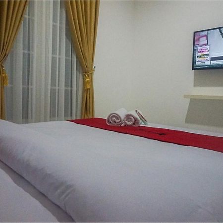 Hotel Reddoorz Near Araya Family Club House Malang Exterior foto