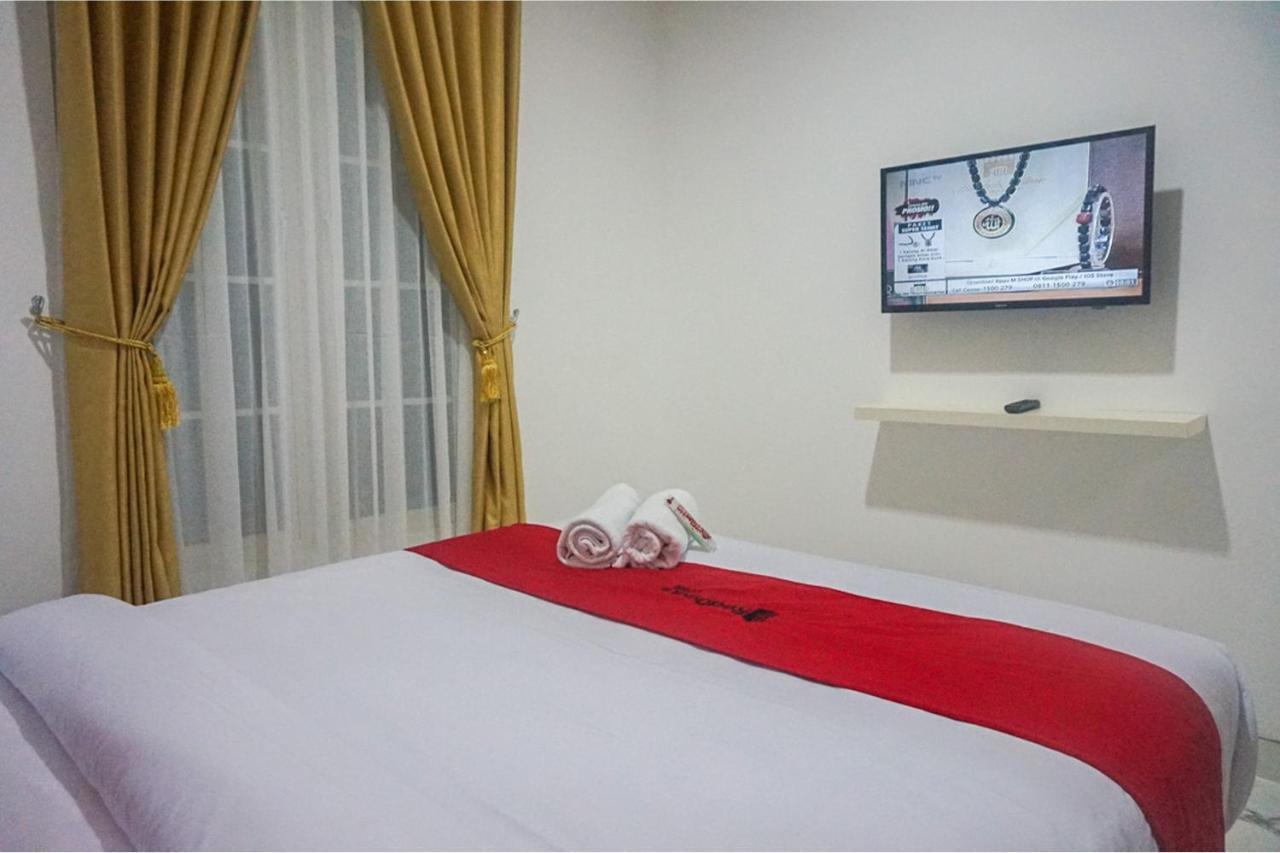 Hotel Reddoorz Near Araya Family Club House Malang Exterior foto