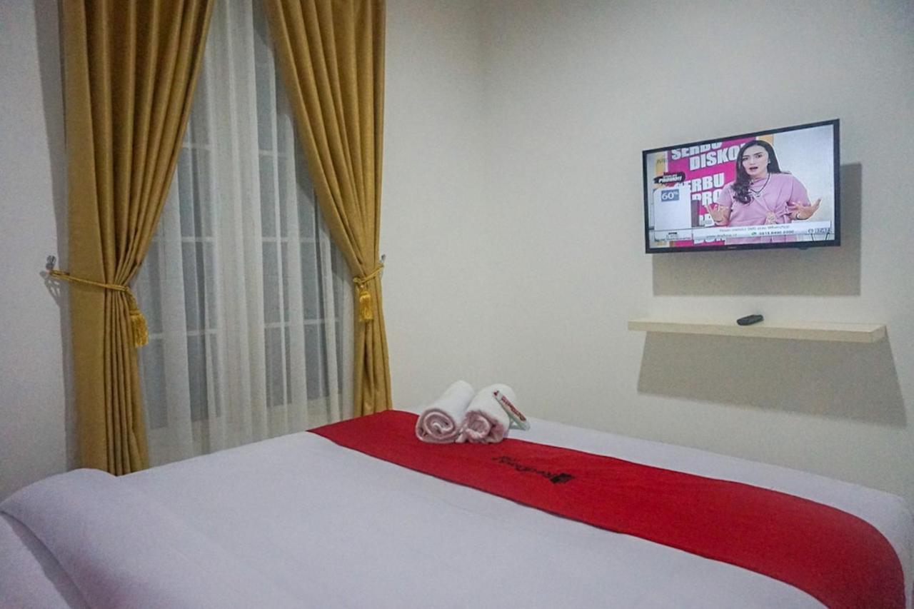 Hotel Reddoorz Near Araya Family Club House Malang Exterior foto