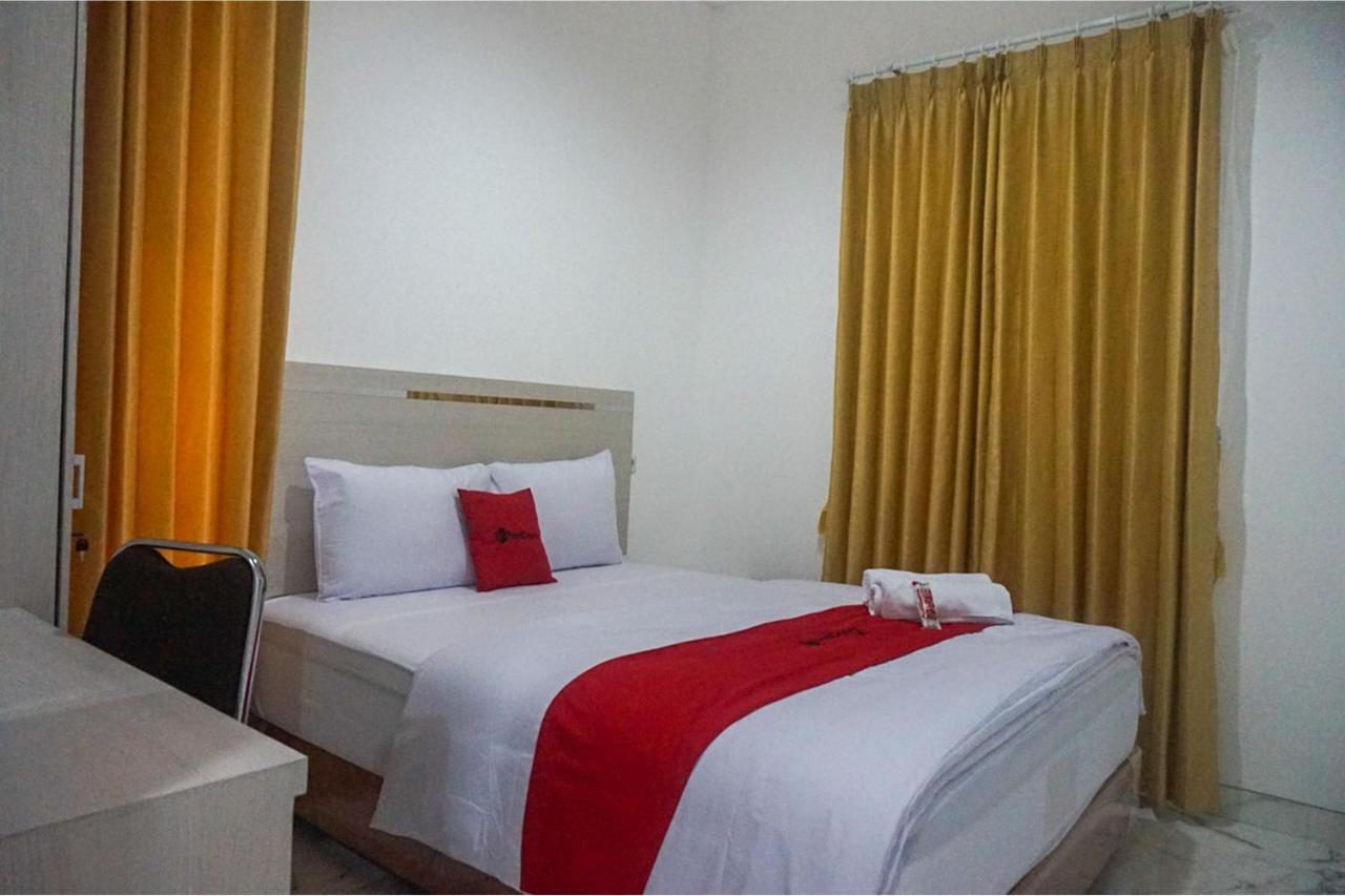 Hotel Reddoorz Near Araya Family Club House Malang Exterior foto