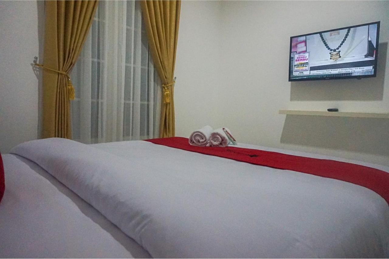 Hotel Reddoorz Near Araya Family Club House Malang Exterior foto