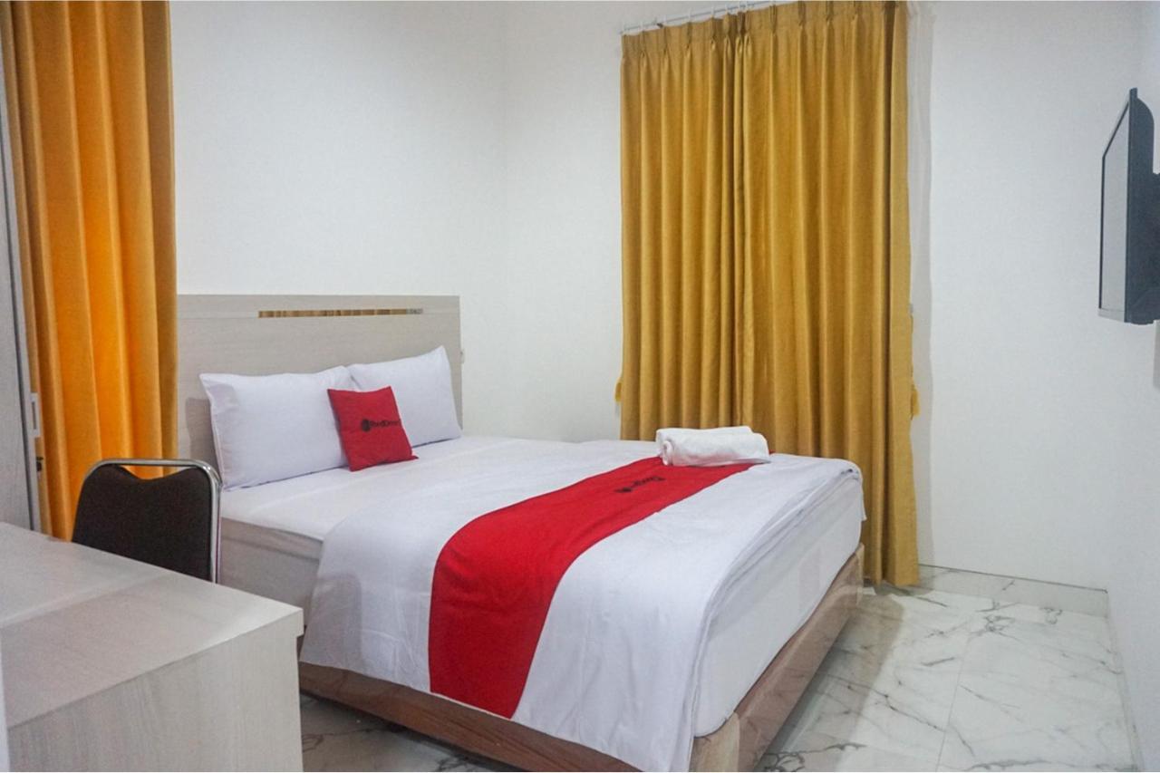 Hotel Reddoorz Near Araya Family Club House Malang Exterior foto