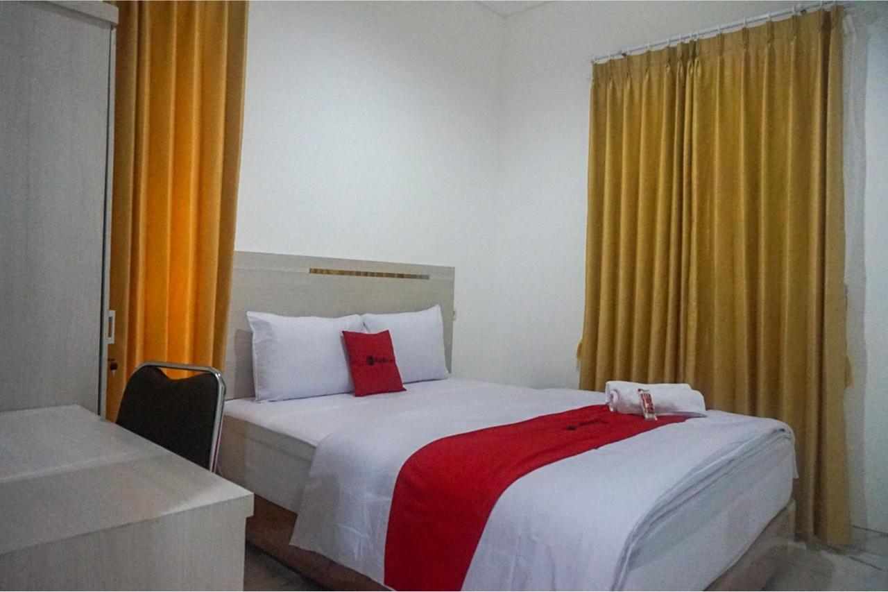 Hotel Reddoorz Near Araya Family Club House Malang Exterior foto